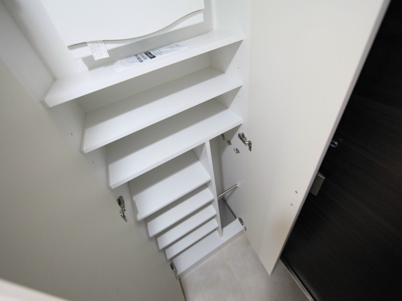 玄関　玄関　シューズボックス付（収納充実してます）