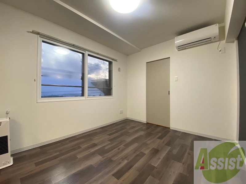 その他部屋・スペース　木目のフローリングは落ち着きのある印象のお部屋になりますね。