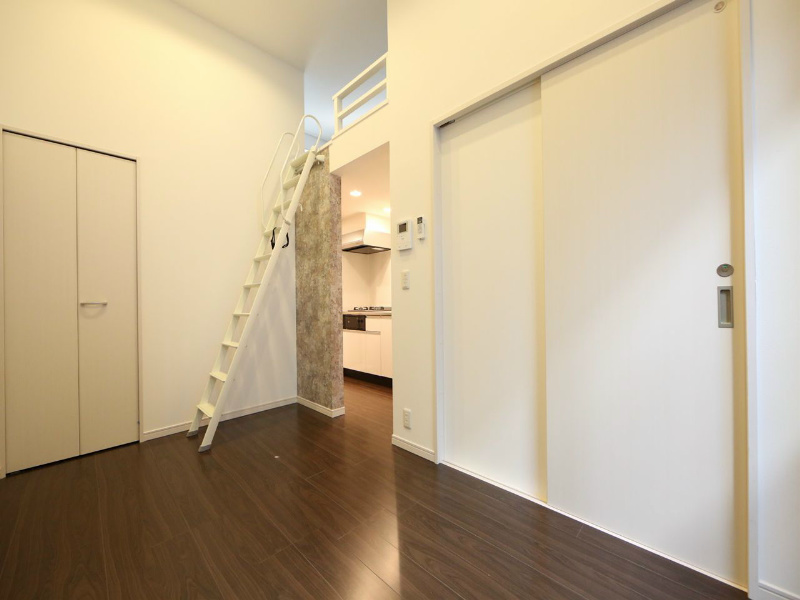 居室・リビング　洋室5帖　ロフト4.7帖（収納にも寝室にも使えます）