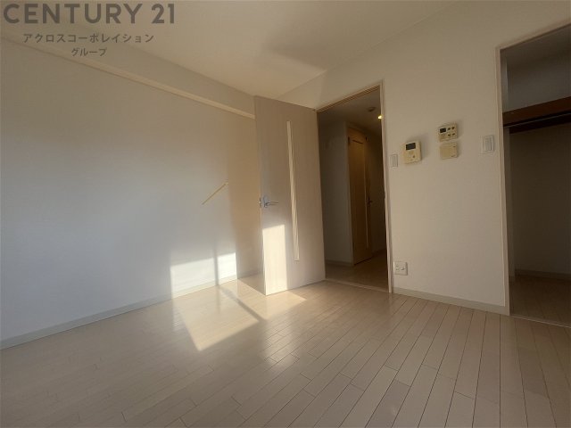 居室・リビング　エアコン付きの洋室！約8帖です♪