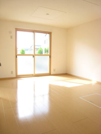 居室・リビング　同物件別部屋