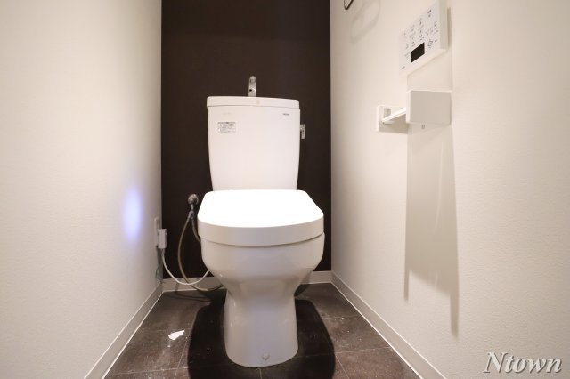 トイレ　落ち着いた色調のトイレです