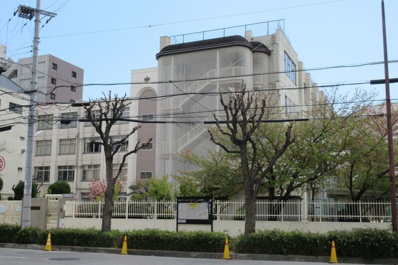 中学校　大阪市立西中学校（中学校）まで1052m