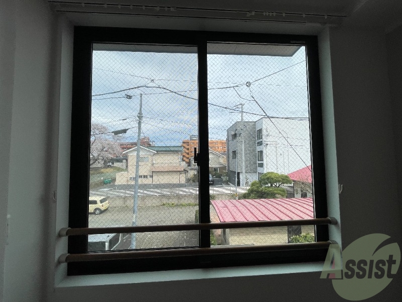 バルコニー　窓が大きく日当たりも良さそうなお部屋ですね。