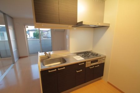 キッチン　シックな色合いのシステムキッチンにはグリル+三口コンロ付き♪