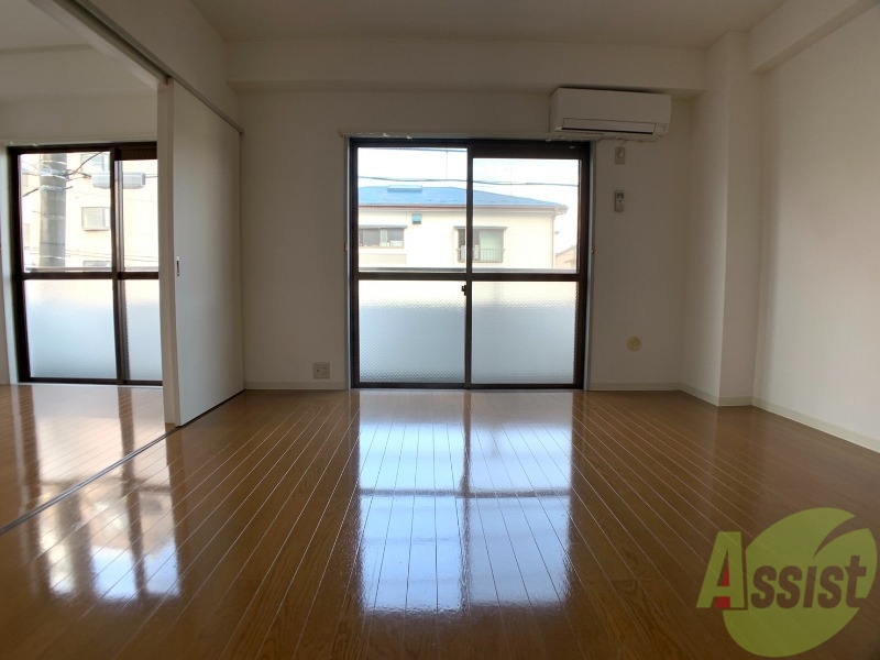 居室・リビング　８帖のリビングは大きな窓のおかげでよく陽が差します