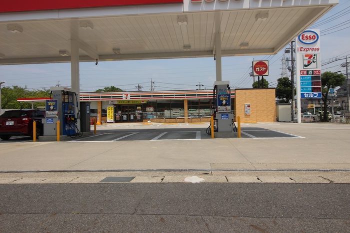 コンビニ　セブンイレブン（コンビニ）まで877m