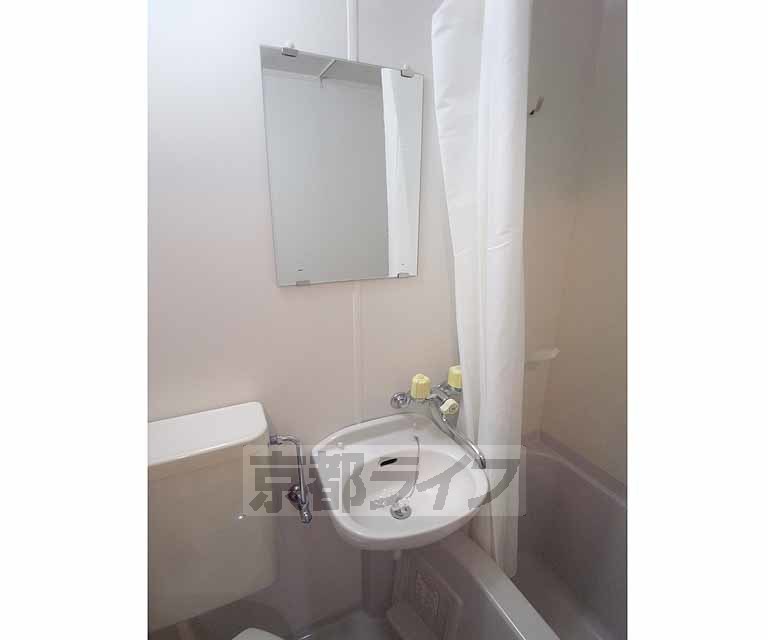 洗面設備　綺麗な洗面台です。