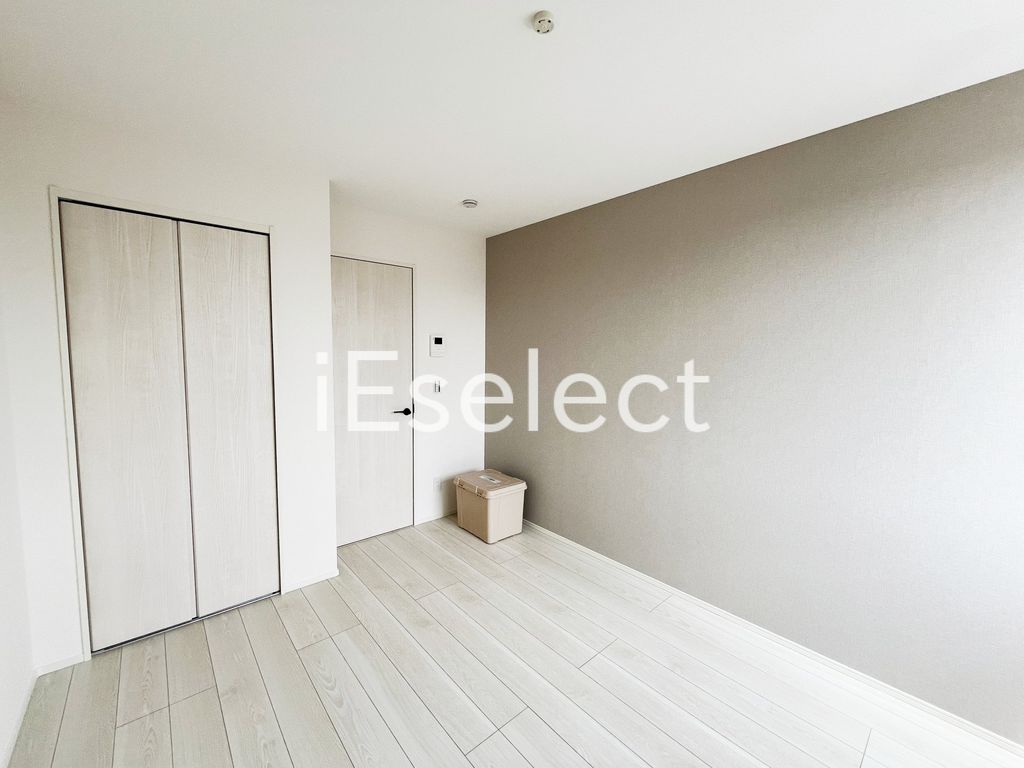 居室・リビング　お部屋に収納があるので広々使えますね