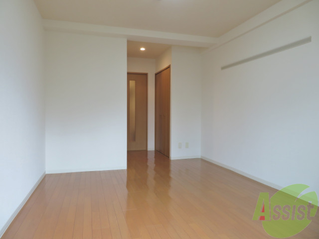 居室・リビング　８．８帖の洋室になります。広くてピカピカですね。