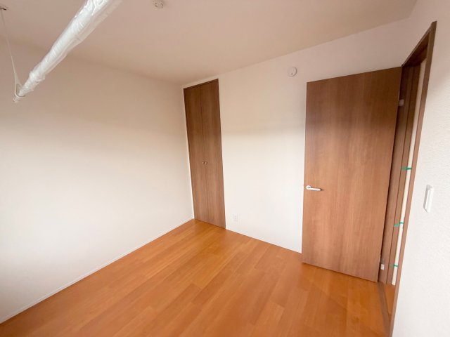 その他部屋・スペース　ゆとりのあるベッドルームで快適な睡眠をとってくださいね。