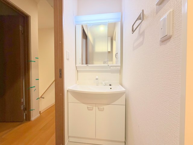 洗面設備　身支度が出来る独立洗面台です。