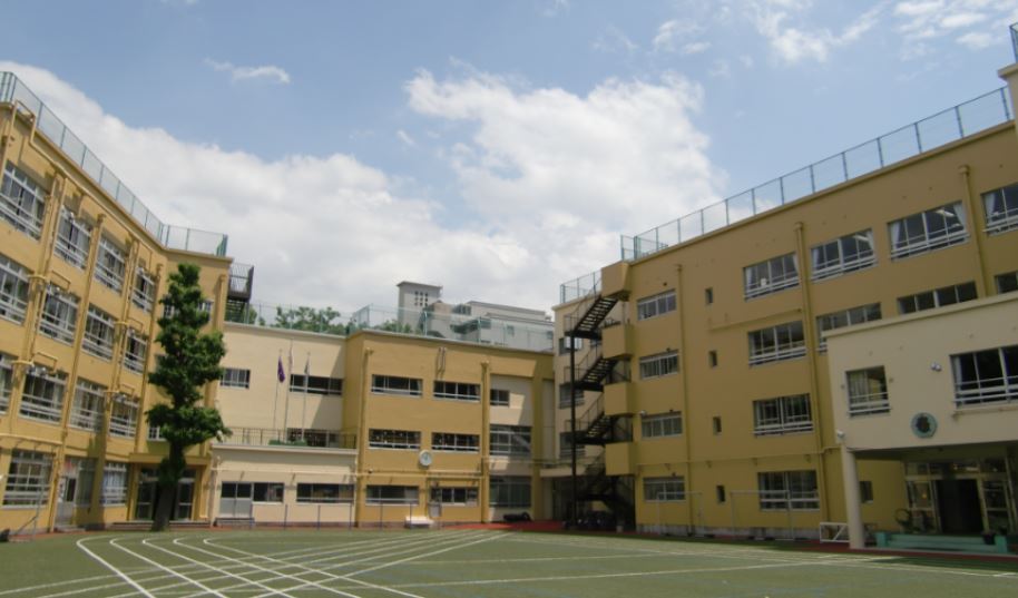 小学校　新宿区立戸塚第一小学校（小学校）まで443m