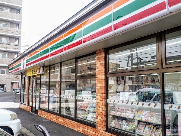 コンビニ　セブンイレブン札幌北7条西12丁目店（コンビニ）まで363m