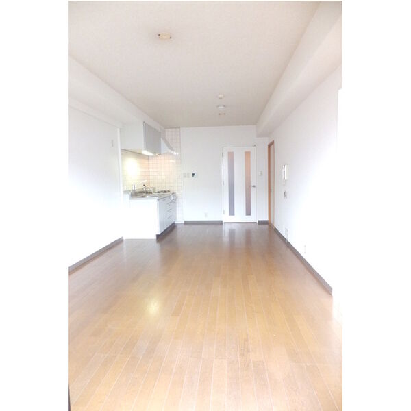 居室・リビング　床色が落ち着いた色合いで綺麗です♪