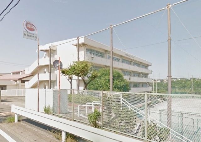 中学校　横浜市立汲沢中学校（中学校）まで879m
