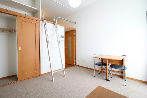 居室・リビング　退寮学生には安心！家具家電付で、すぐに新生活をスタート