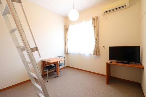 居室・リビング　ロフトタイプは天井が高く開放的な窓から日が差し込みます！