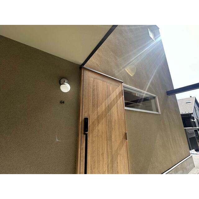 玄関　玄関はお洒落な木建具。