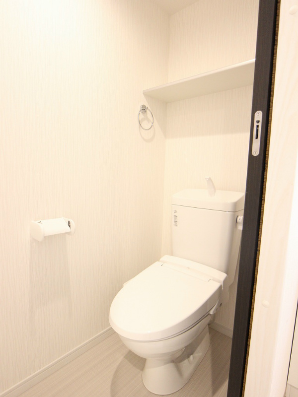 トイレ　温水洗浄便座付き。上には棚があります。