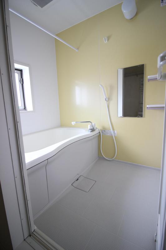 バス・シャワールーム　1　窓があり明るい雰囲気の浴室