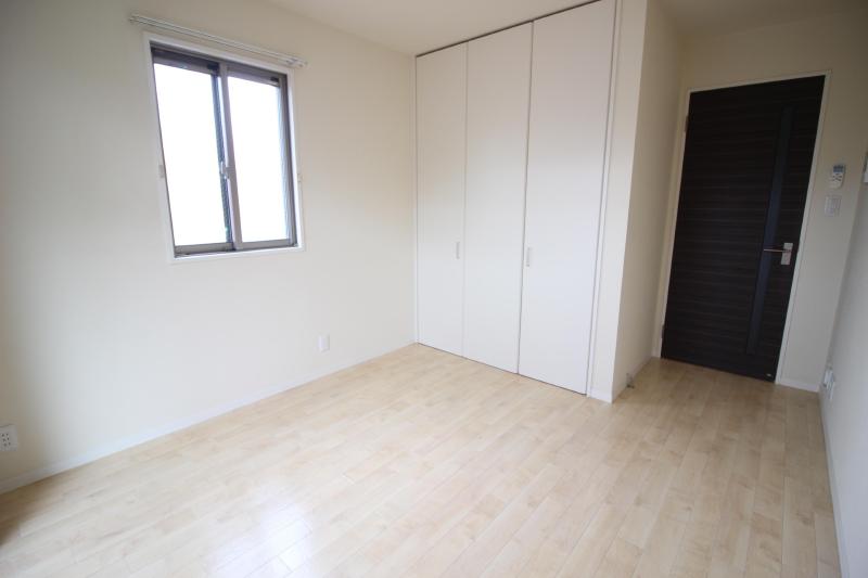 居室・リビング　1　洋室6.2帖のお部屋　大きな収納、脱衣所あり