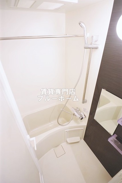 バス・シャワールーム　浴室乾燥機付きのお風呂！