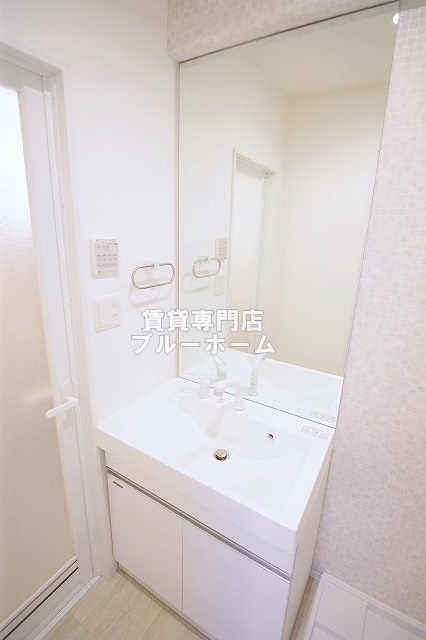 洗面設備　鑑の大きい独立洗面台！