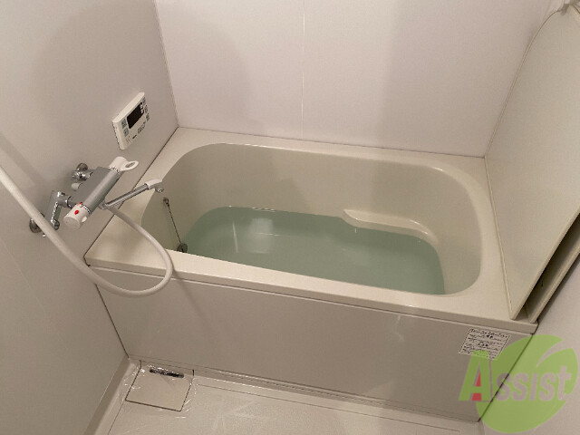 バス・シャワールーム　バスルームは狭すぎず、シャワーも浴びやすそうです。