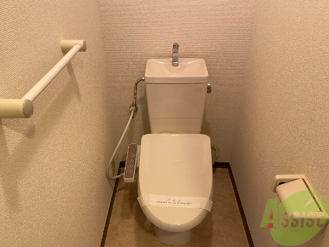 トイレ　ウォシュレット機能がついたトイレです。安心して使用できますね