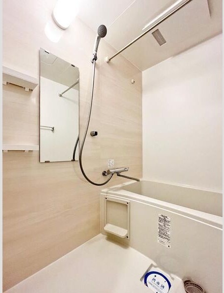 バス・シャワールーム　※写真は同じマンションの違う部屋のものになります。反転タイプ