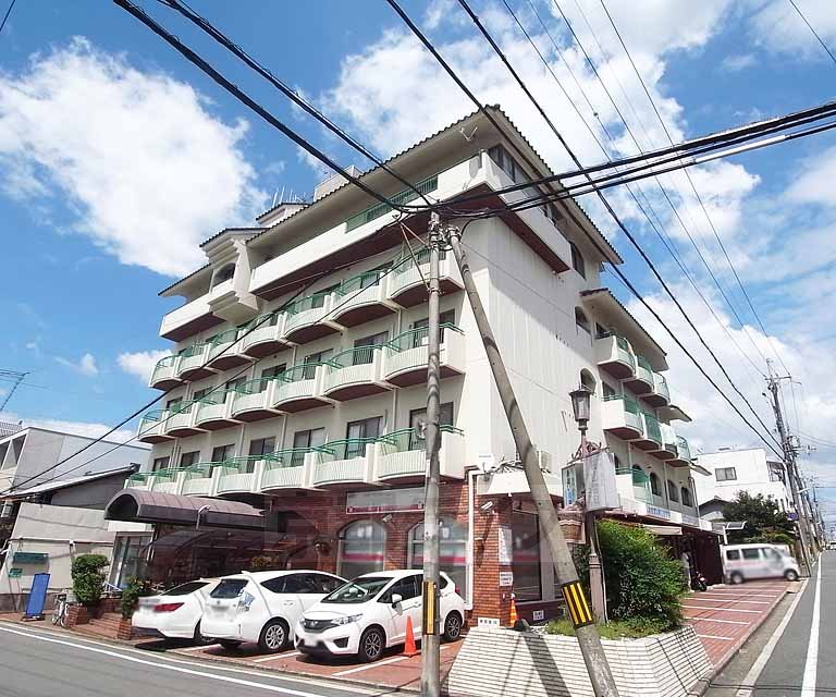 建物外観　鉄筋コンクリートのがっちりしたマンションです。