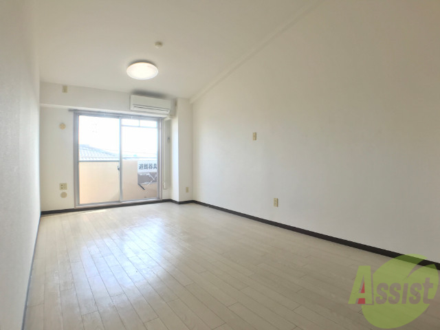 居室・リビング　９．５帖の洋室は南西向きで陽当たりのいいお部屋です。