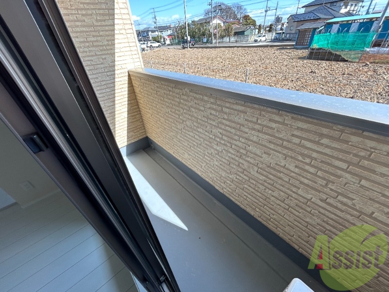 バルコニー　バルコニーは幅もしっかりあって洗濯物がはかどりそうですね。