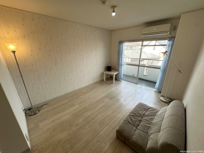 居室・リビング　※反転タイプ・別号室の写真です★（実際のお部屋とは異なります