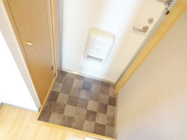 玄関　同物件別号室のものです。