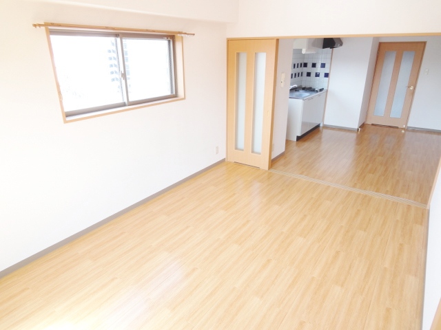 居室・リビング　同物件別号室のものです。