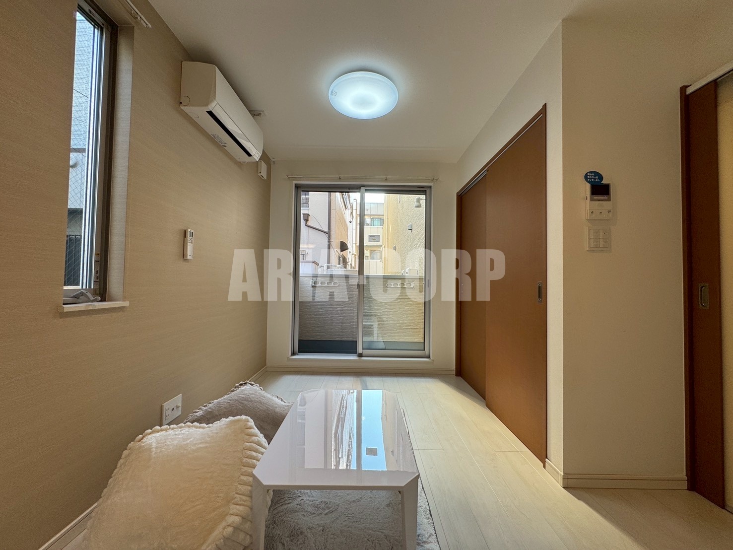 居室・リビング　角部屋で明るい室内！奥行きたっぷりの空間です♪