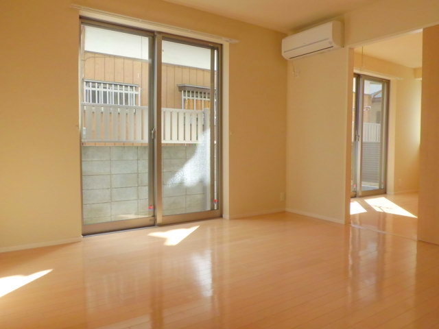 居室・リビング　南向き東南角部屋２面採光　オールフローリングの明るい室内