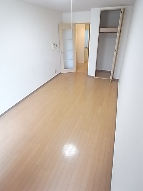 その他部屋・スペース　開放的な寝室です