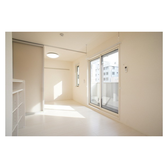 居室・リビング　高い天井の室内で随所に気遣いを感じます