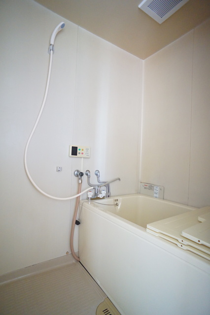 バス・シャワールーム　バスルームは沸かし直せる追焚機能付なので経済的です！