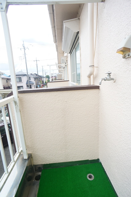 その他　洗濯機置場が室外にあるのでお部屋を広々お使いいただけます。
