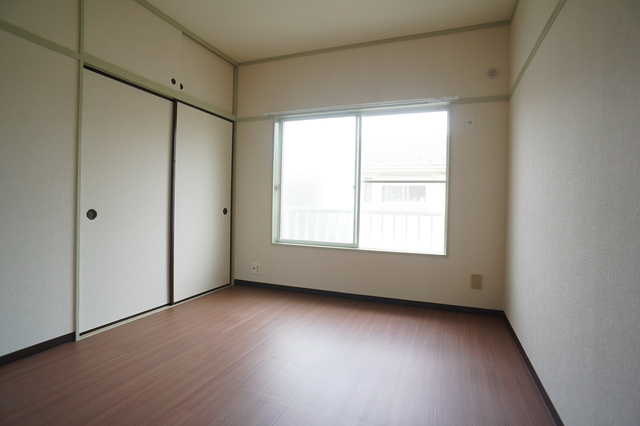 居室・リビング　人気の南向きなので暖かな日差しが入りますね♪