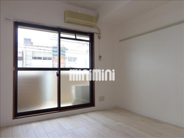 居室・リビング　天井が高い洋室スペース