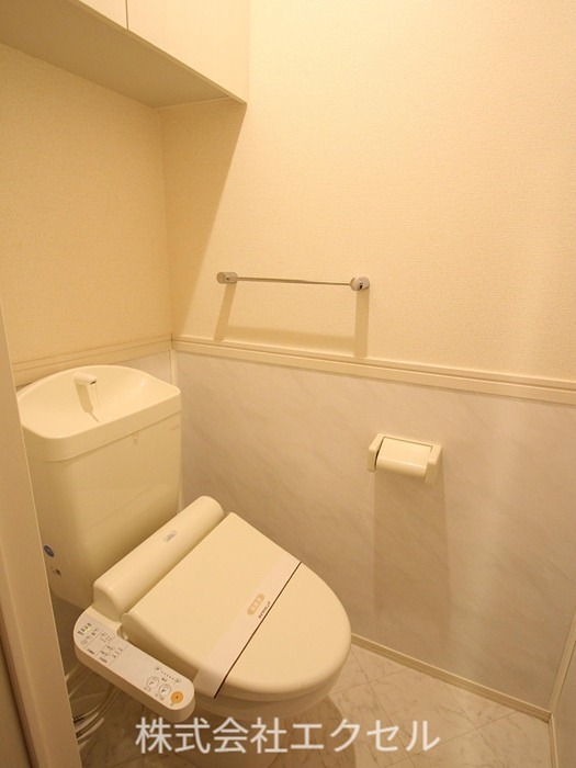 トイレ　温水洗浄便座です。