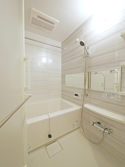 バス・シャワールーム　もちろん浴室乾燥機付いてます