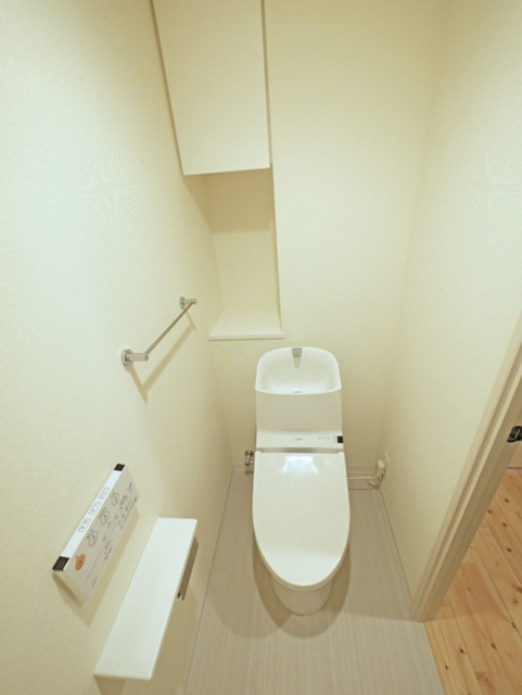 トイレ　人感センター付き温水洗浄便座です