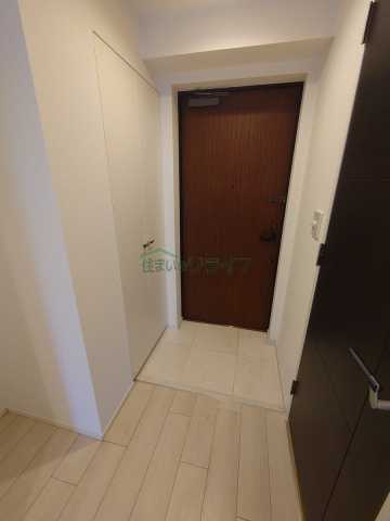 玄関　別部屋の内装写真です