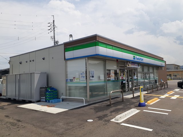 コンビニ　ファミリーマート（コンビニ）まで461m